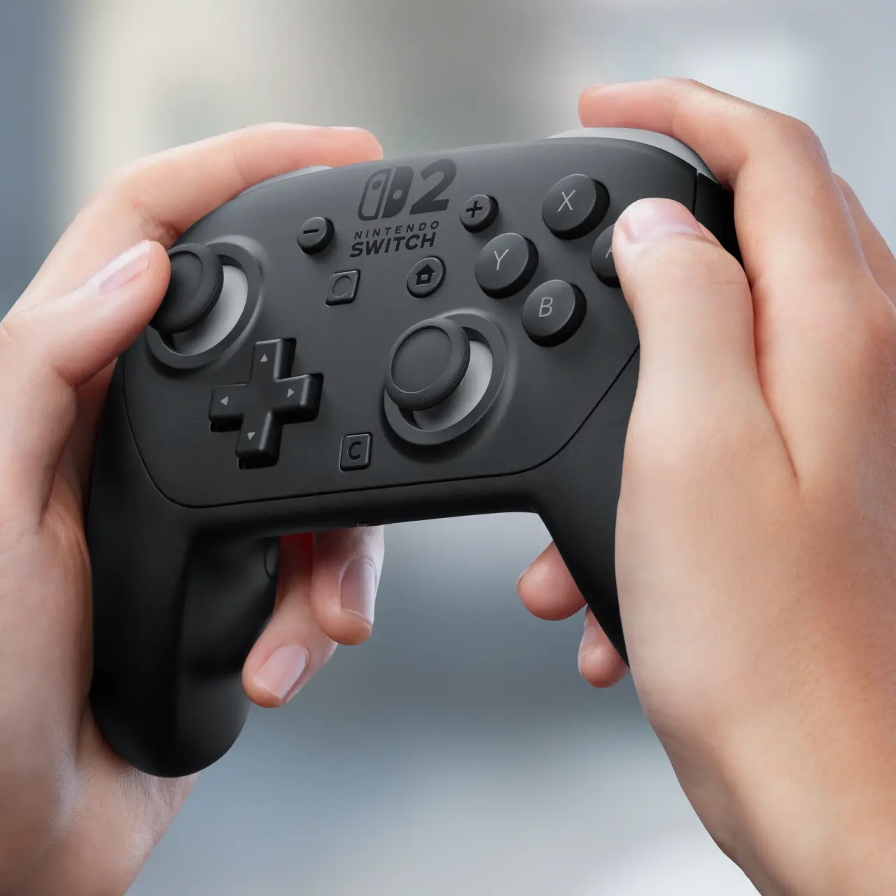 Nintendo Switch 2 Proコントローラーを両手で握ったところ