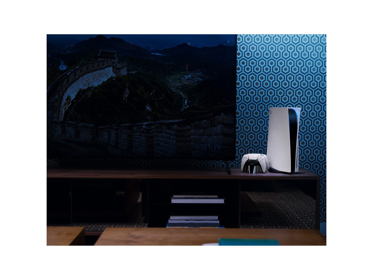 DualSense 充電スタンドとPS5本体を並べた様子